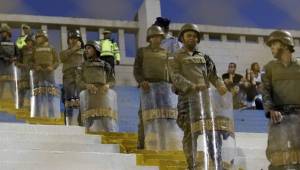 Varios cordones de serguridad vigilan a la Ultra Fiel en el estadio Morazán de San Pedro Sula.